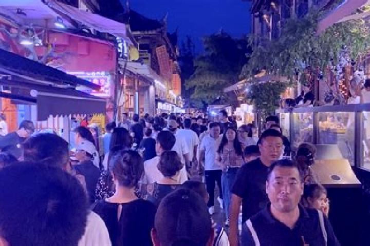 Evelyn, 23 — Escort in Xipu, China
