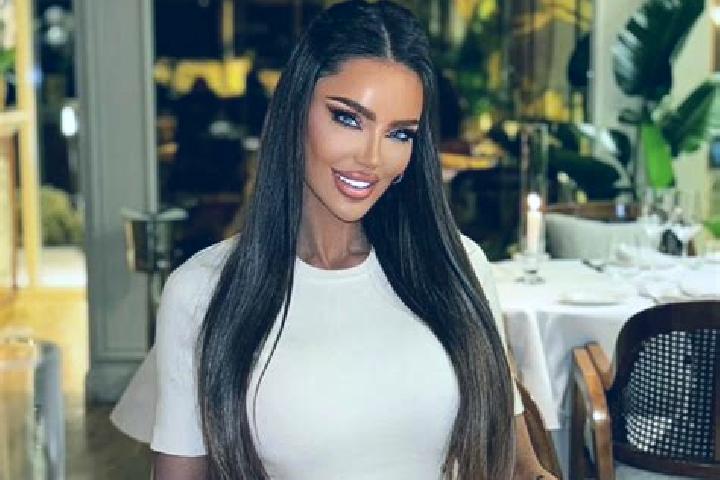 Evelyn, 24 — Escort in Dragusani, Romania