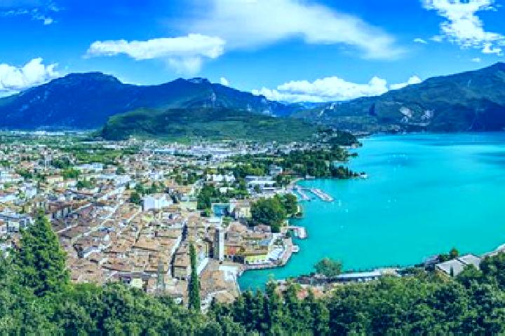Evelyn, 24 — Escort in San Martino del Lago, Italy
