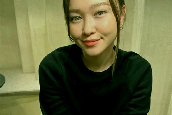 Evelyn, 25, a auburn blue-eyed asian companion based in Tencanau. Offering CIM, BDSM, Dinner Date. Available for incall and outcall, overnight bookings avail...