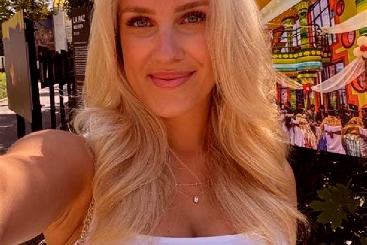 Evelyn, 25 — Escort in La Gacilly, France