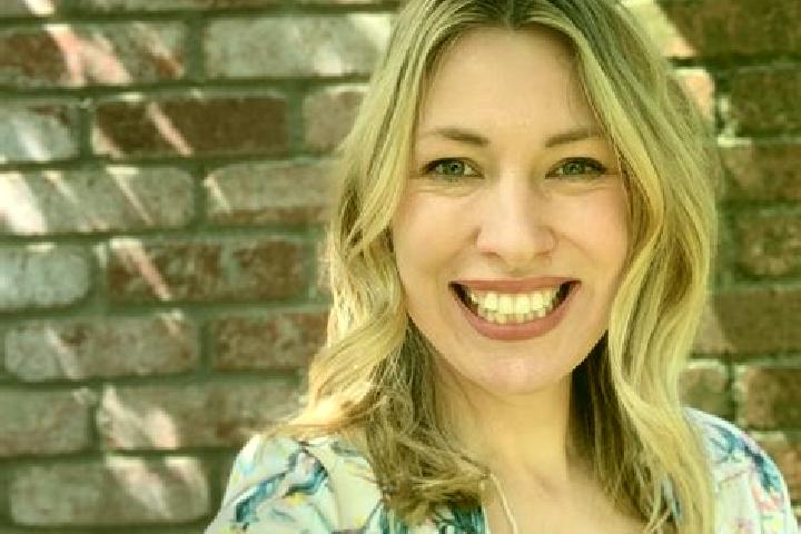 Evelyn, 25 — Escort in Lake Mack-Forest Hills, United States