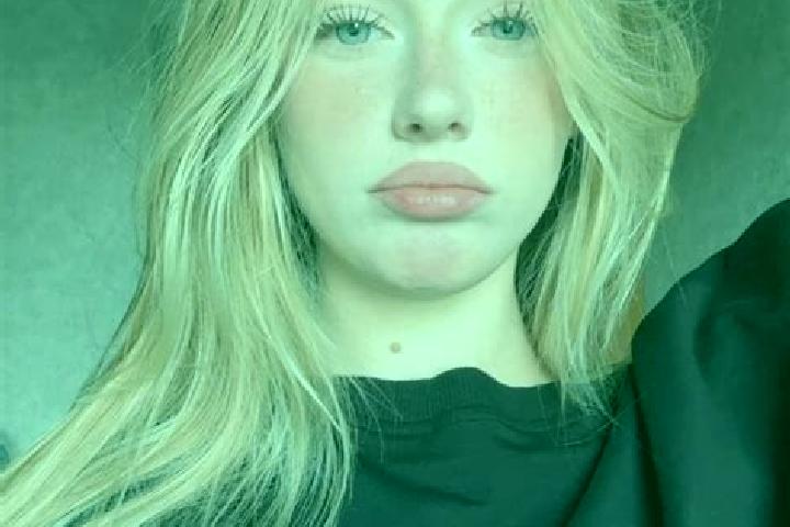 Evelyn, 25 — Escort in Piandimeleto, Italy