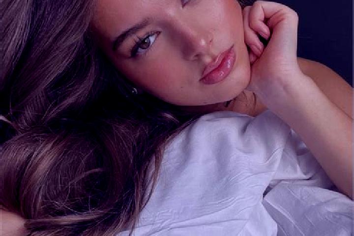 Evelyn, 26, a brunette hazel-eyed slavic companion based in Mishan. Offering CIM, A-Level, OWO, Duos. Available for incall and outcall, day and evening dates.