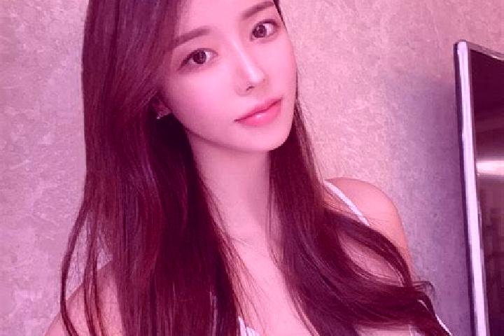 Evelyn, 26 — Escort in Jiaocha, China