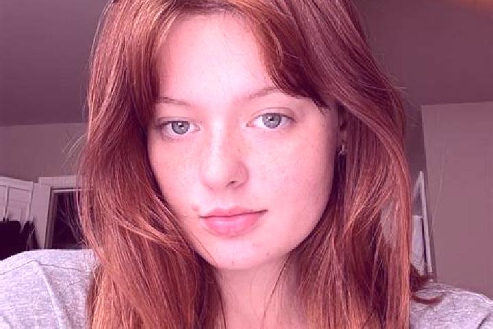Evelyn, 27, a auburn amber-eyed slavic companion based in Ciro Marina. Offering OWO, Roleplay, Fetish. Available for incall and outcall, day and evening dates.