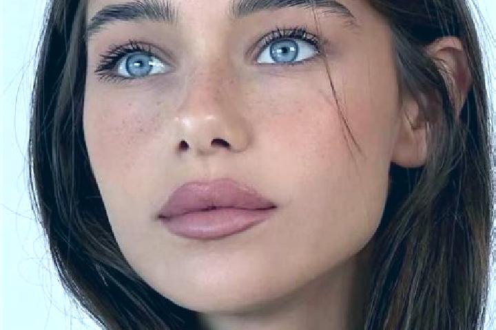 Evelyn, 27, a brunette blue-eyed mediterranean companion based in Campestre do Maranhao. Offering GFE, Travel Companion, Tantra, Deep French Kissing, Party G...