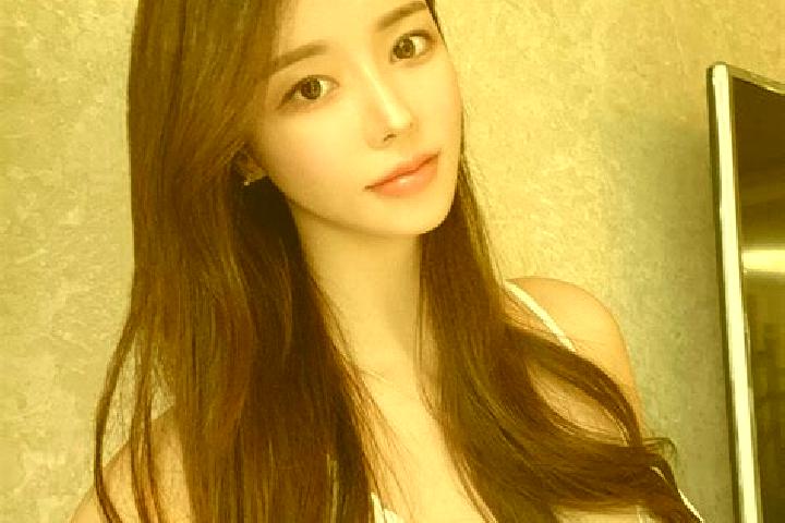 Evelyn, 28 — Escort in Xishaping, China