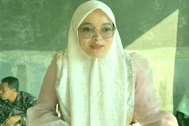 Evelyn, 30 — Escort in Cisayong, Indonesia