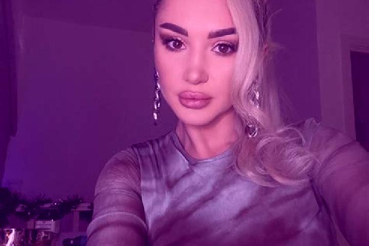Evelyn, 31, a blonde grey-eyed latina companion based in Barikokro. Offering GFE, Travel Companion, OWO, Couples, Deep French Kissing. Available for incall a...