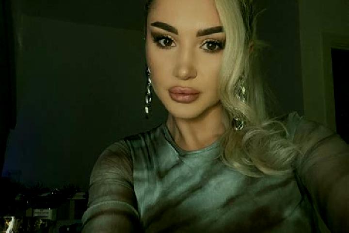 Evelyn, 32, a auburn amber-eyed middle eastern companion based in Singouine. Offering Party Girl, GFE, Overnight, BDSM. Available for incall and outcall, day...