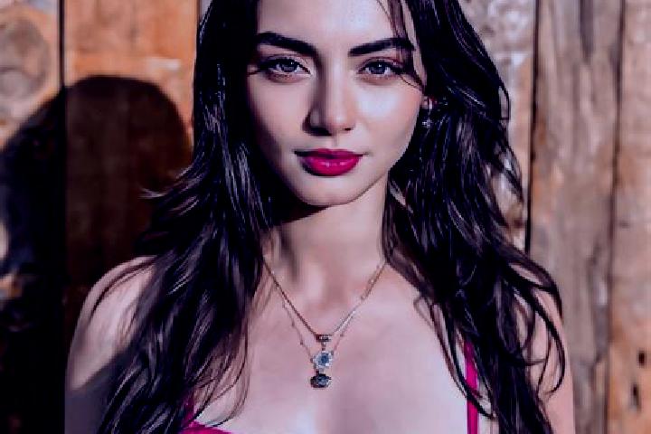 Evelyn, 32 — Escort in Albayrak, Turkey
