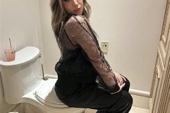 Evelyn, 33 — Escort in Lorette, Canada
