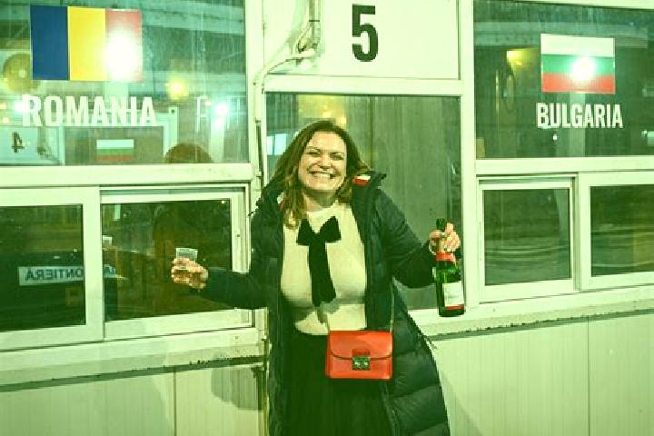 Evelyn, 36 — Escort in Cerbureni, Romania