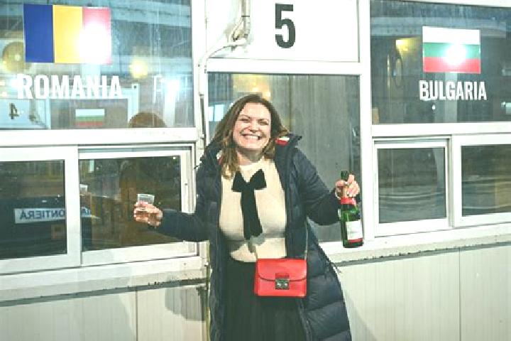 Evelyn, 36 — Escort in Pietrosu, Romania