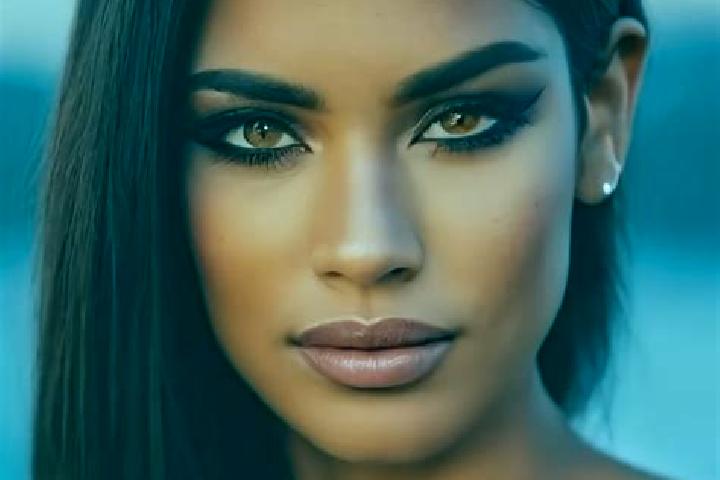 Evelyn, 37, a red green-eyed latina companion based in Erkheim. Offering Tantra, Roleplay, Dinner Date, 69. Available for incall and outcall, day and evening...