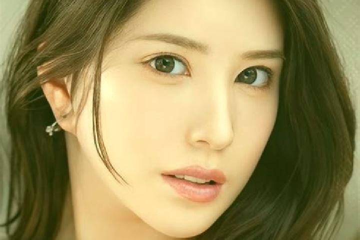 Evelyn, 37 — Escort in Nagi, Japan