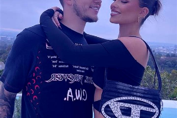 Evelyn, 38, a red brown-eyed mixed companion based in Houlton. Offering Deep French Kissing, Travel Companion, Couples, CIM. Available for incall and outcall...