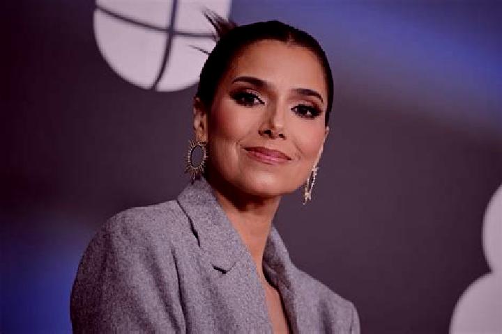Evelyn, 39, a auburn green-eyed latina companion based in Paredes. Offering CIM, Overnight, Duos, A-Level. Available for incall and outcall, overnight bookin...