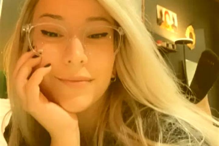 Evelyn, 39, a blonde dark-eyed mixed companion based in Fontona. Offering Overnight, Travel Companion. Available for incall and outcall, overnight bookings a...