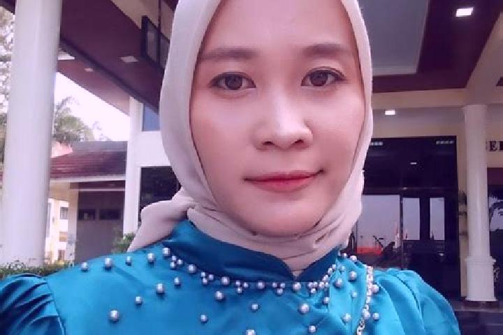 Evelyn, 39 — Escort in Sumbergesing Wetan, Indonesia