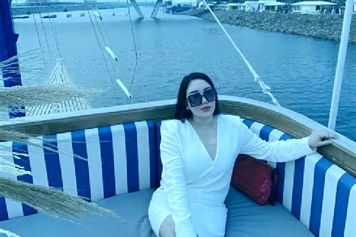 Grace, 20 — Escort in Bobong, Indonesia