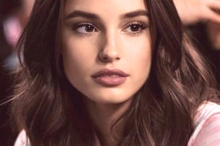 Grace, 21, a brunette brown-eyed mediterranean companion based in Mestec Kralove. Offering Striptease, Tantra, Deep French Kissing, Party Girl. Available for...