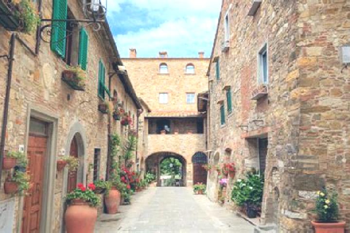 Grace, 34 — Escort in Poggio San Marcello, Italy