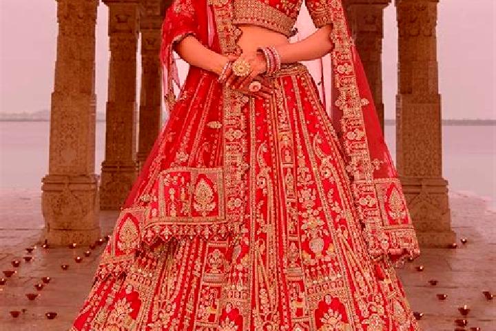 Hannah, 21 — Escort in Red, India