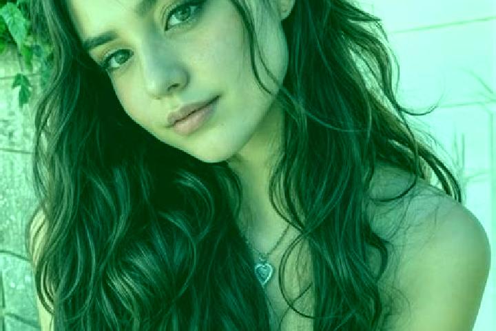 Hannah, 22, a auburn hazel-eyed mediterranean companion based in Shelburn. Offering Dinner Date, Erotic Massage, Party Girl. Available for incall and outcall...