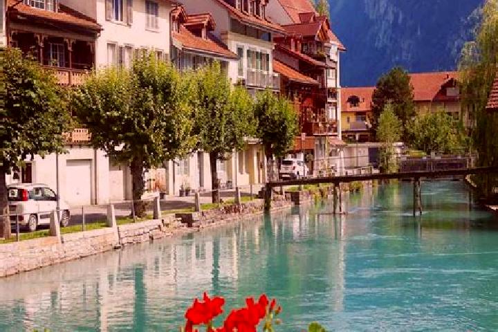 Hannah, 22 — Escort in Jeuss, Switzerland