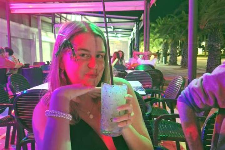 Hannah, 23 — Escort in Irura, Spain