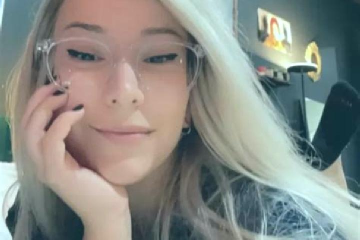 Hannah, 24, a blonde amber-eyed mixed companion based in Maisdon-sur-Sevre. Offering Deep French Kissing, Domination, Erotic Massage, Tantra. Available for i...