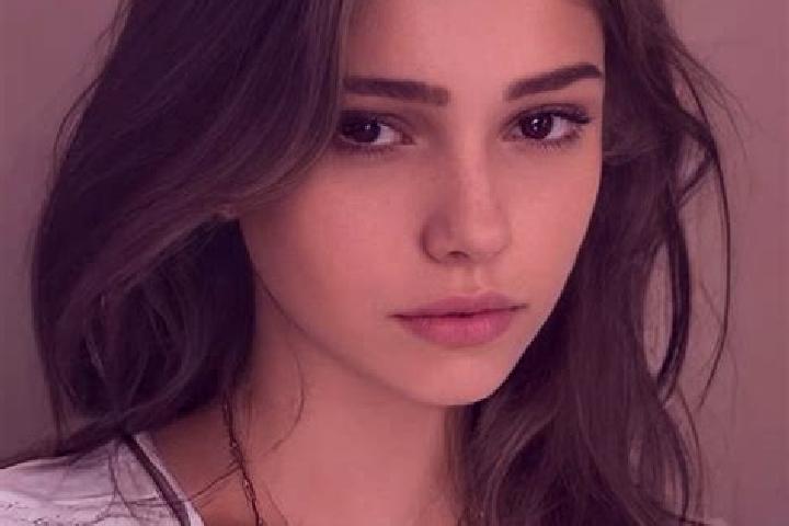 Hannah, 24, a chestnut dark-eyed slavic companion based in Lansdowne. Offering Overnight, Dinner Date, Prostate Massage. Available for incall and outcall, da...