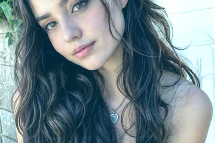 Hannah, 25, a auburn dark-eyed middle eastern companion based in Blenimeouin. Offering Dinner Date, Couples, OWO, Deep French Kissing, Girlfriend Experience....