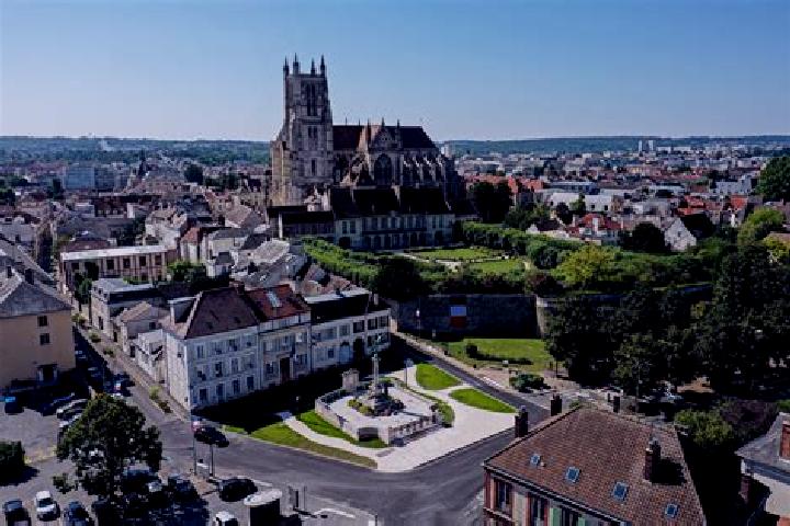 Hannah, 26 — Escort in Montceaux-les-Meaux, France