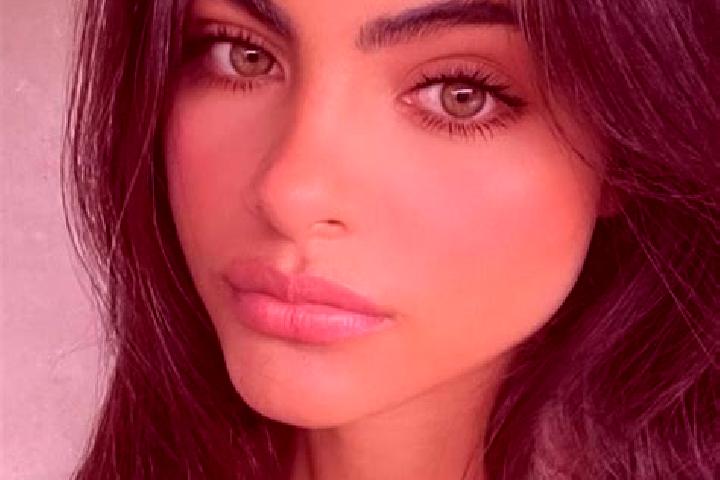 Hannah, 27, a brunette dark-eyed mediterranean companion based in Libre Union. Offering BDSM, Domination, Erotic Massage, Couples. Available for incall and o...