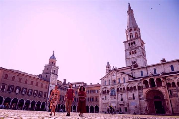 Hannah, 27 — Escort in Grezzago, Italy