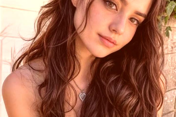 Hannah, 28, a auburn hazel-eyed caucasian companion based in Coulonge. Offering Striptease, Party Girl, 69. Available for incall and outcall, day and evening...