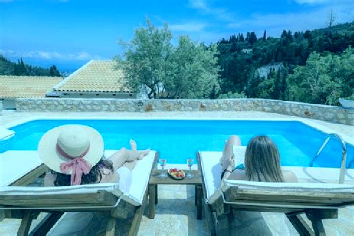 Hannah, 29 — Escort in Apolpaina, Greece