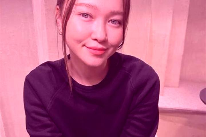 Hannah, 34, a auburn blue-eyed asian companion based in Nieul-les-Saintes. Offering Prostate Massage, Travel Companion, OWO, BDSM, Domination. Available for ...