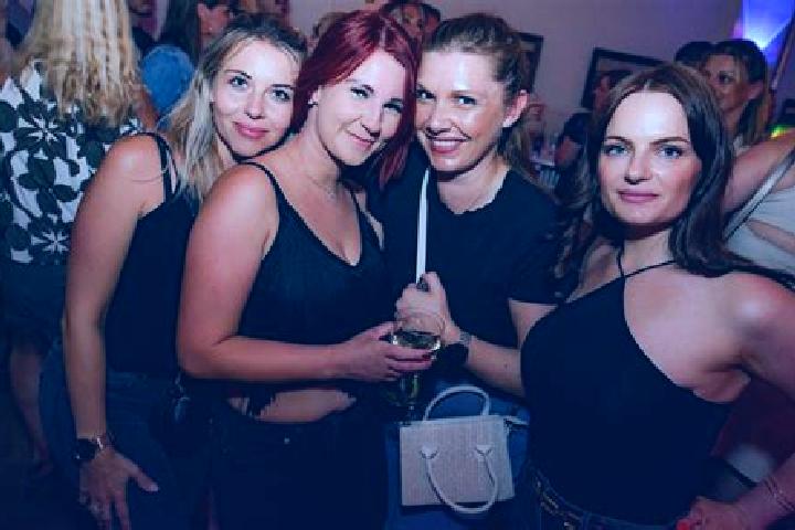 Hannah, 36, a auburn hazel-eyed caribbean companion based in Neuhofen an der Krems. Offering Party Girl, Prostate Massage, Domination, BDSM, Travel Companion...