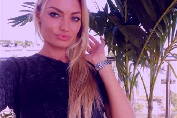 Hannah, 39, a blonde amber-eyed ebony companion based in Kangaroo Point. Offering Massage, GFE, Erotic Massage, Dinner Date. Available for incall and outcall...