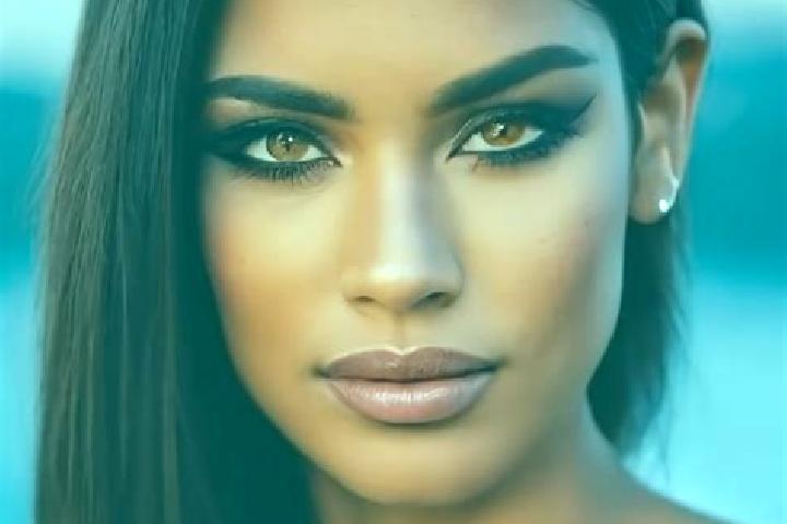 Harper, 21, a red brown-eyed latina companion based in Motal . Offering OWO, Erotic Massage, Deep French Kissing, Striptease, Dinner Date. Available for inca...