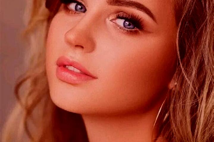 Harper, 23, a dark blonde blue-eyed mediterranean companion based in Sartirana Lomellina. Offering Dinner Date, Massage, Deep French Kissing, Prostate Massag...
