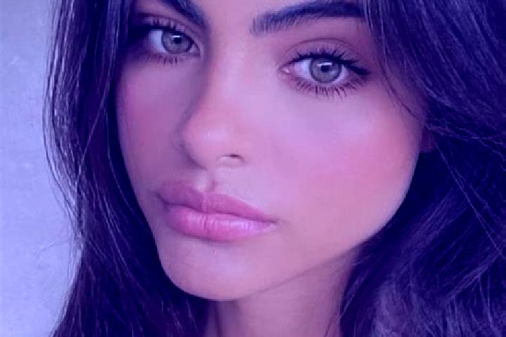Harper, 24, a chestnut green-eyed indian companion based in Bidhuna. Offering Striptease, Fetish, Party Girl, Roleplay. Available for incall and outcall, ove...