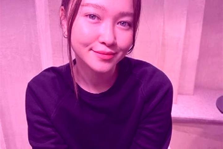 Harper, 25, a red blue-eyed asian companion based in Barra do Dande. Offering Fetish, OWO, Roleplay. Available for incall and outcall, day and evening dates.