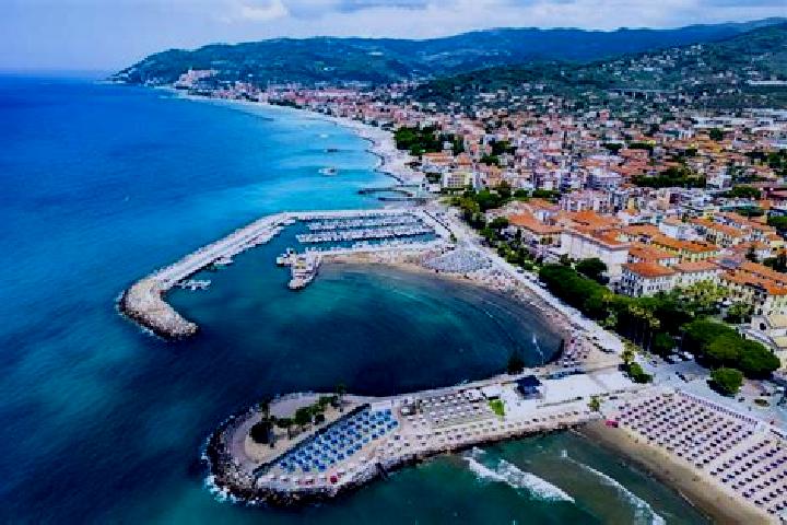 Hazel, 20 — Escort in Diano Castello, Italy