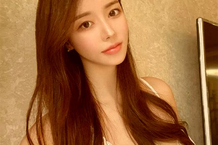 Hazel, 20 — Escort in Wenqiao, China