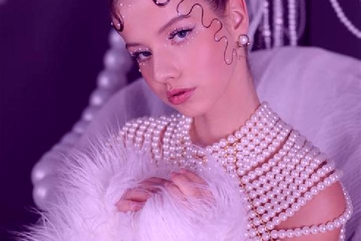 Hazel, 23 — Escort in Terova, Romania